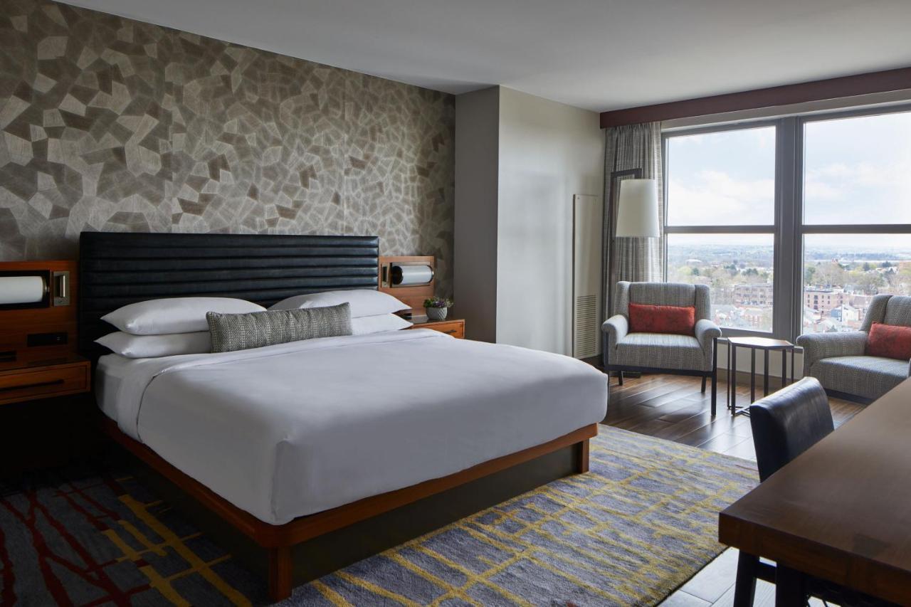 Готель Lancaster Marriott At Penn Square Екстер'єр фото