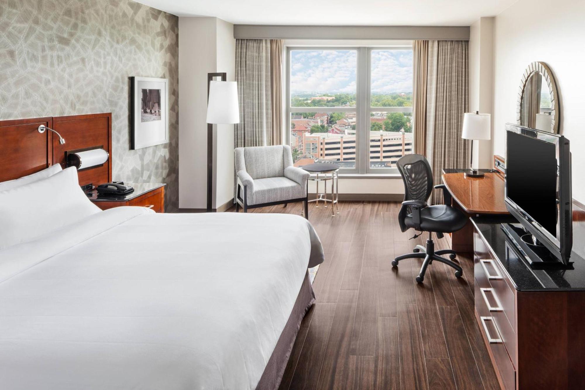 Готель Lancaster Marriott At Penn Square Екстер'єр фото