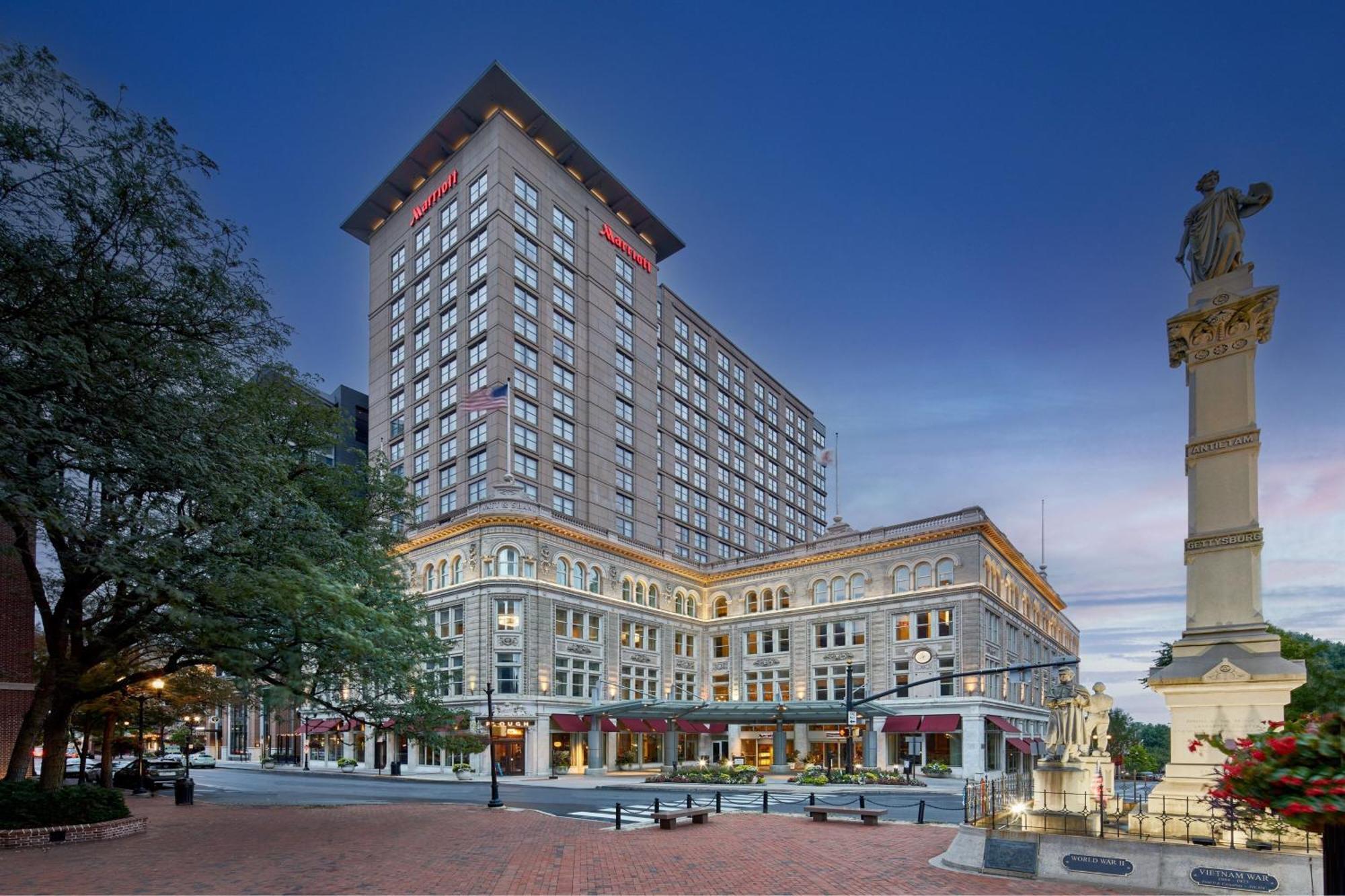 Готель Lancaster Marriott At Penn Square Екстер'єр фото